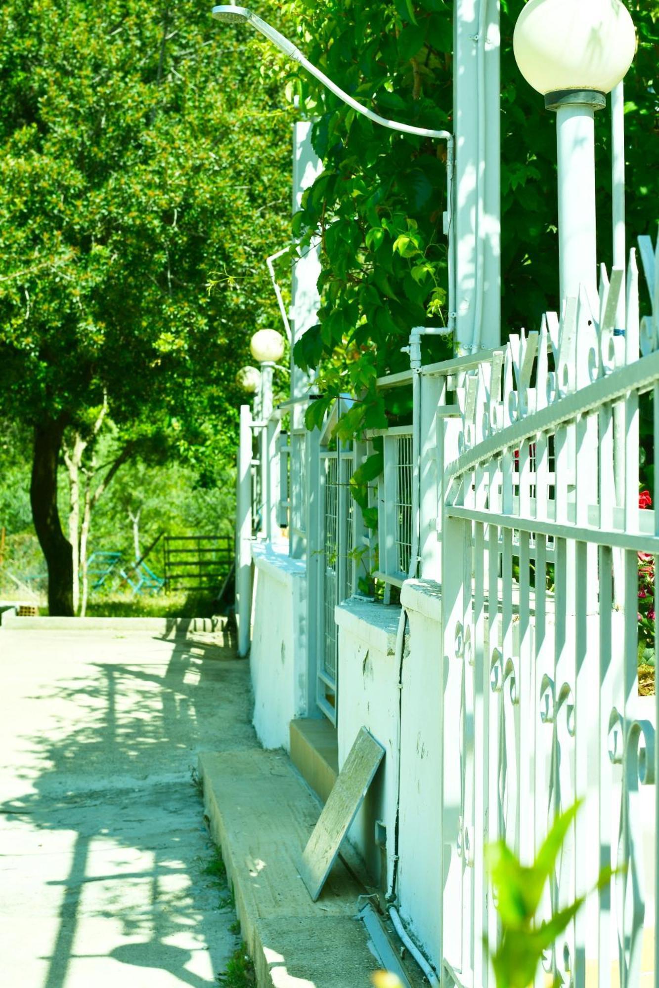 Garden Rooms Himare Exterior photo