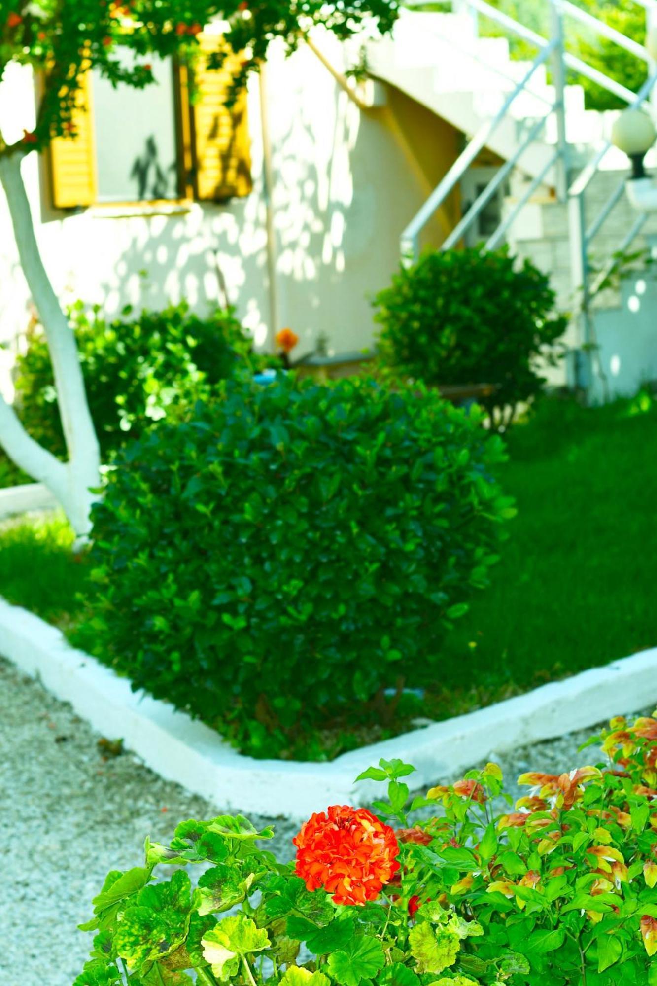 Garden Rooms Himare Exterior photo